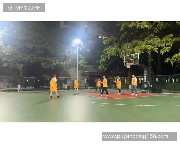 在篮球场上挥洒青春的汗水与梦想的回忆